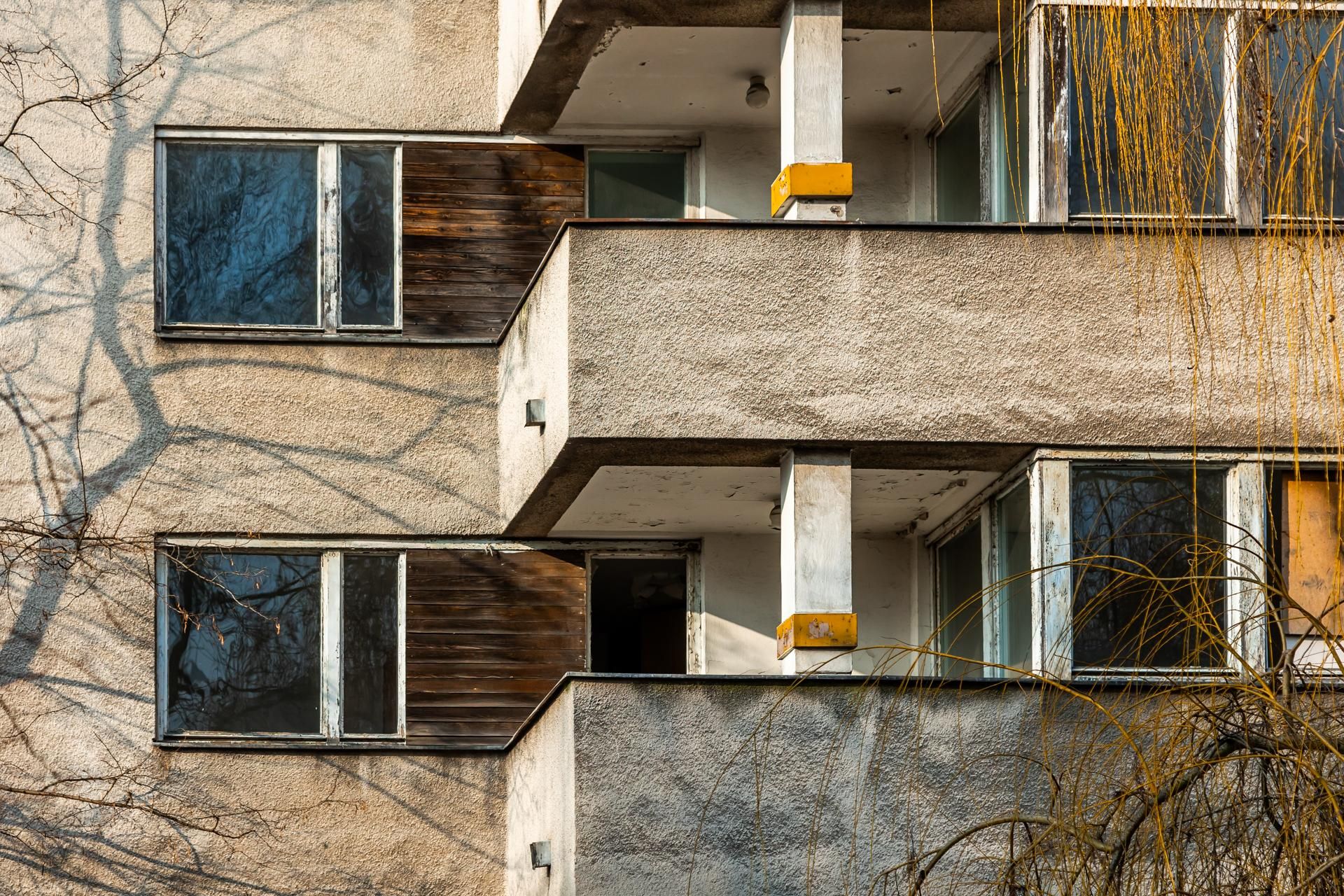 Szpiegowo, blok na Sobieskiego 100 w Warszawie