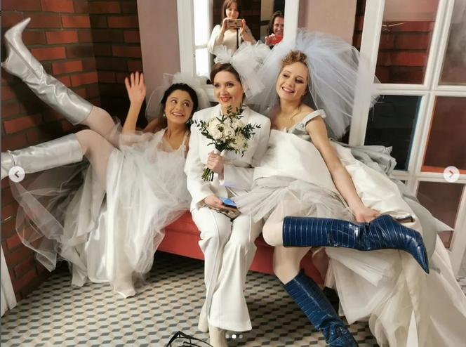 Papiery na szczęścia na planie. Marta (Adriana Kalska), Beatka (Barbara Garstka), Renia (Urszula Grabowska)