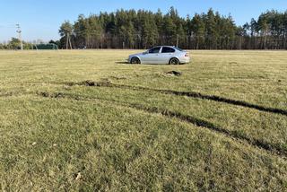 Zambrów. Senior testował auto po naprawie. Zniszczył murawę na boisku [ZDJĘCIA]