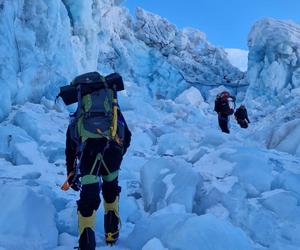 Szymon Jaskuła wspina się na Mount Everest