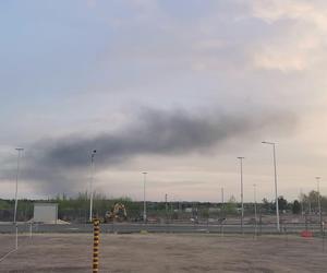 Gigantyczny pożar w Katowicach. Pali się hala Farmacol przy ul. Rzepakowej - widok z lotniska w Pyrzowicach