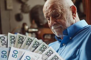 Seniorzy zadłużeni są po uszy. Ile wynosi przeciętny dług?