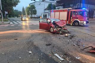 Ciężka noc gdańskich służb. Dachowanie i zderzenie z autobusem miejskim. Trzy osoby trafiły do szpitala