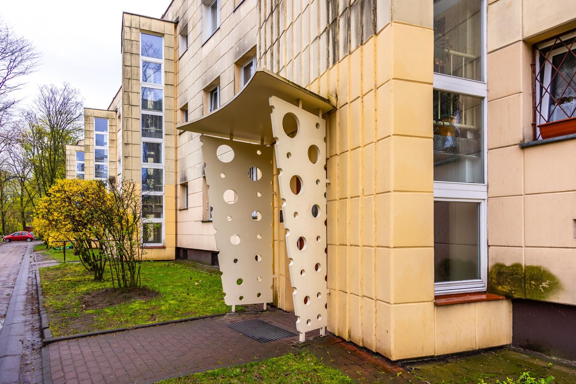 Osiedle WSM Koło II w Warszawie - zdjęcia. Pablo Picasso na ścianie i klatki schodowe typu ser