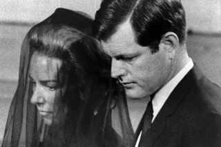 Nie żyje żona Kennedy'ego. Strzelali do jej męża na jej oczach