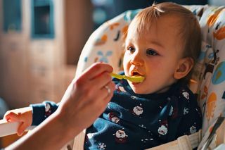 Chcesz zacząć rozszerzanie diety dziecka? Zanim to zrobisz, sprawdź, czy dziecko siedzi stabilnie