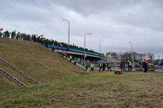 Rolnicy z woj. lubelskiego blokują drogi w regionie. Na protestującymi czuwa policja 
