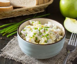 Sałatka śledziowa z ziemniakami: przepis tradycyjny