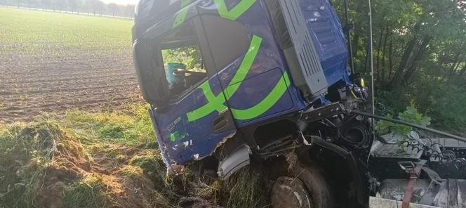 ​Nie żyje 42-letni mieszkaniec Kościana. Kierował peugeotem, który w nocy zderzył się z tirem