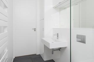Aranżacja łazienki w stylu minimalistycznym w kamienicy