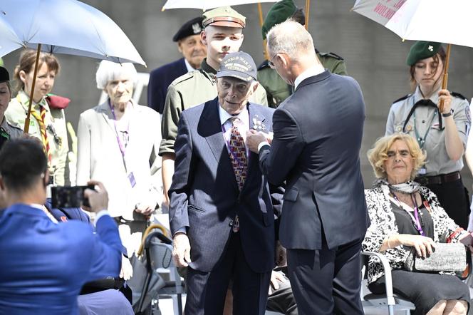 Prezydenci podziękowali Powstańcom Warszawskim. Spotkanie weteranów z  Andrzejem Dudą i Rafałem Trzaskowskim