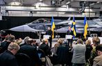 Premier Szwecji i prezydent Ukrainy na tle myśliwca Gripen