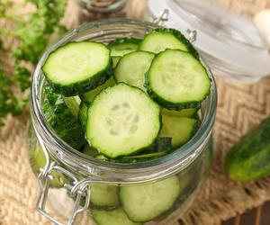 Otwórz słoik, a zniknie w minutę! Przepis na ogórki po białostocku, który uwielbiam