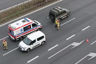 Potężna kraksa na S2. Ranne dwie osoby, w tym żołnierz