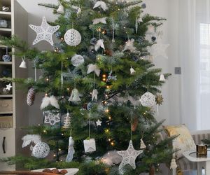 Świąteczne choinki w bieli