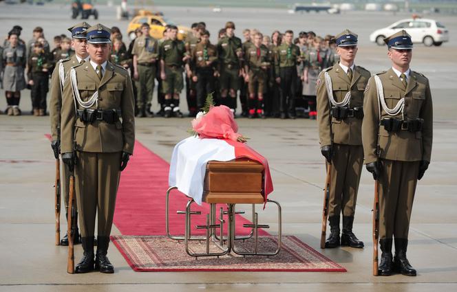 Trumna z ciałem Marii Kaczyńskiej