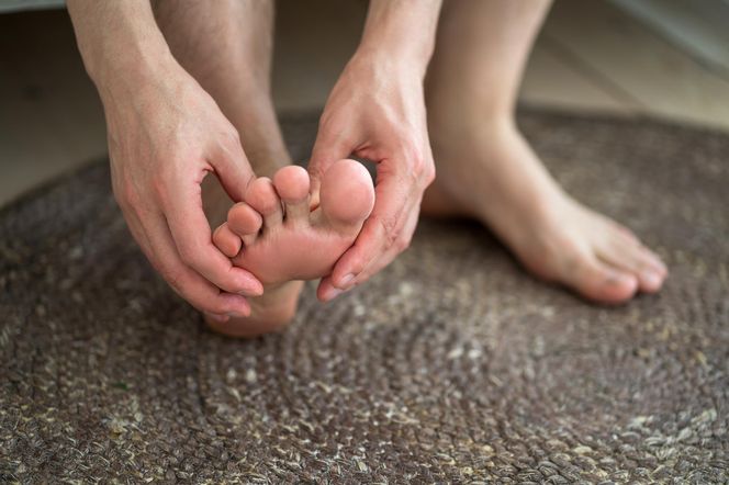 6 paznokieć u stóp nie jest rzadkością. Zwróć uwagę na konkretny palec