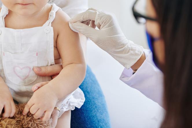 Największy spadek liczby szczepień dzieci od 30 lat – WHO bije na alarm