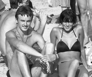 Fotografie z dnia 8 sierpnia 1988 r. wykonane przez Wojciecha Krenza z Kalisza prezentujące wczasowiczów odpoczywających na plaży w Gołuchowie.