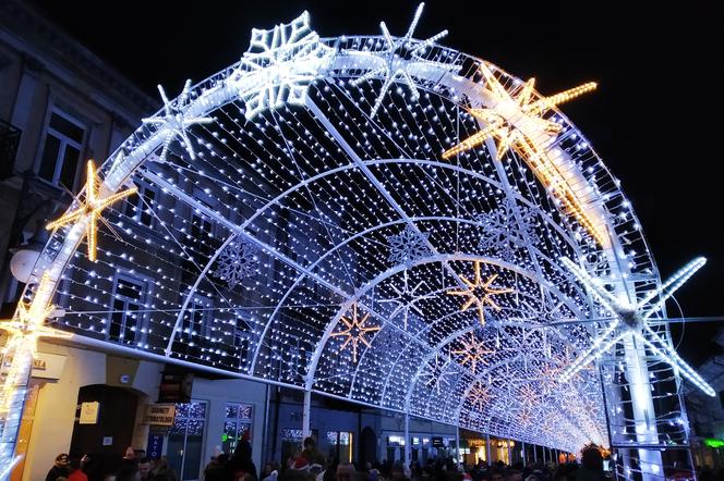 Rozbłysła świąteczna iluminacja Radomia. Tłumy mieszkańców na deptaku [ZDJĘCIA, WIDEO]