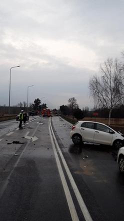 Groźny wypadek na DK 11 niedaleko Środy Wielkopolskiej. Drewno wypadło na jezdnię i zmiażdżyło auta 