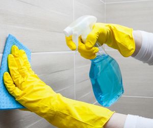 Wsyp 3 czubate łyżki do ciepłej wody. Płytki w łazience będą lśnić tak, że się w nich przejrzysz. Sposób na mycie płytek łazienkowych