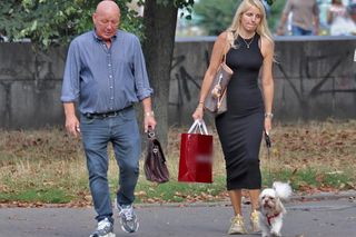 Jasnowidz Jackowski przyłapany w Warszawie. Młodsza, atrakcyjna kobieta i luksusowe zakupy