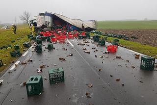 Wypadek ciężarówki z piwem. Setki litrów alkoholu rozlały się po DK 57