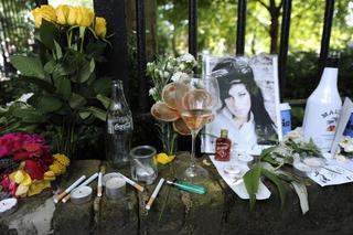 LONDYN: Fani płaczą po śmierci Amy Winehouse