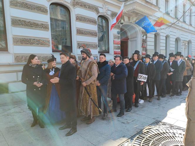 Polonez dla Łodzi. Zobacz, jak zatańczyli go mieszkańcy