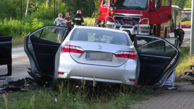 Potworna czołówka pod Legionowem. Roztrzaskane auto dachowało, są ranni