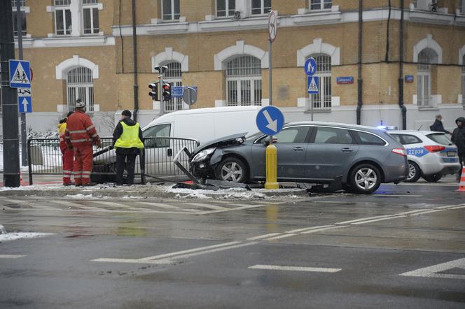 Warszawa. Wypadek na skrzyżowaniu ulic: alei Solidarności i ulicy Jagielońskiej.