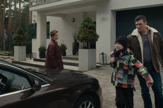 Na dobre i na złe odc. 957. Krzysztof Radwan (Mateusz Damięcki), Kubuś (Wiktor Trojan), Blanka (Pola Gonciarz)