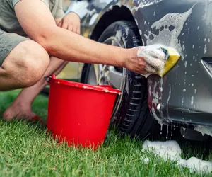 Czy możesz myć auto przed domem? Jeśli masz gruby portfel, śmiało
