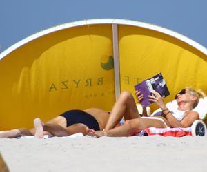 Jan Englert z żoną i ćorką w Juracie