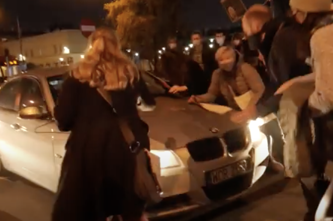Kierowca BMW potrącił protestujących w Warszawie