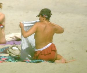 Anna Popek. Pręży piersi na plaży