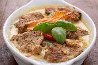 Prosty obiad z piekarnika z ziemniakami i wieprzowiną: przepis z pieczarkową zupą w proszku