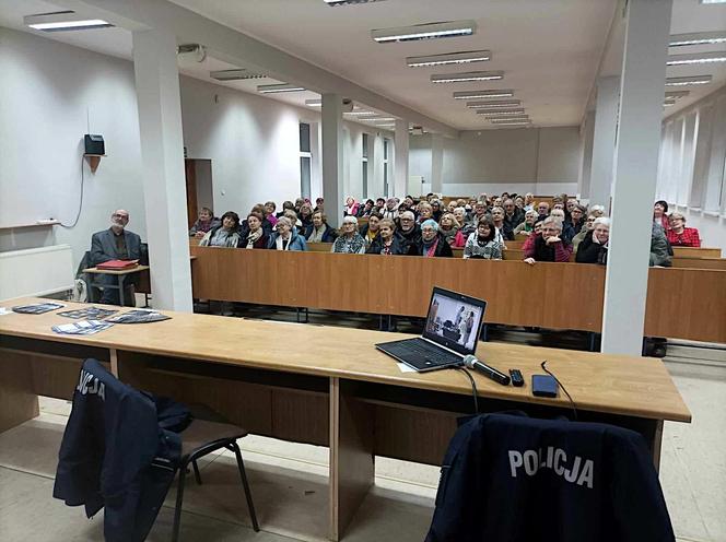 Policjantki z Iławy przed Dniem Babci i Dziadka edukowali seniorów