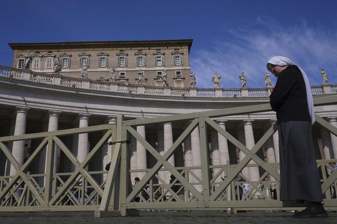 Wierni modlą się za Papieża Franciszka