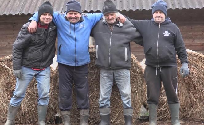 Rolnicy. Podlasie. Karmienie zwierzą dyniami i sianem. Gienek docinał Sławkowi