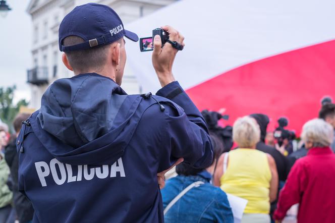 Policjanci kontrolują mieszkańców w trakcie kwarantanny