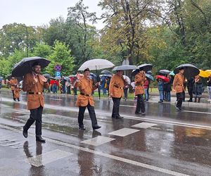 Pochód Gwarkowski 2025 w strugach deszczu