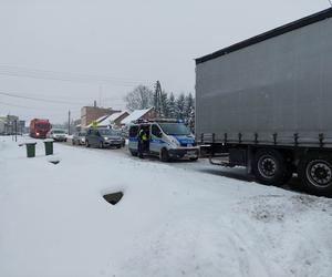 UWAGA! Wypadek w Wąchocku na DK42. Tir wjechał w osobowe Renault