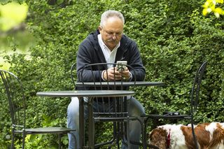 Marek Jakubiak. Pies pomaga mu w kampanii