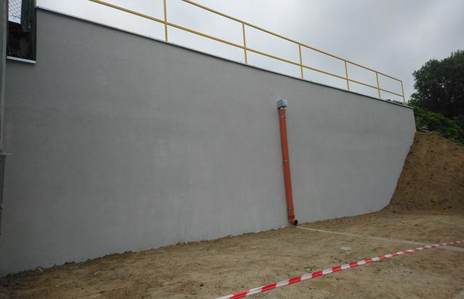 Skarpę wymieniono na ścianę oporową.