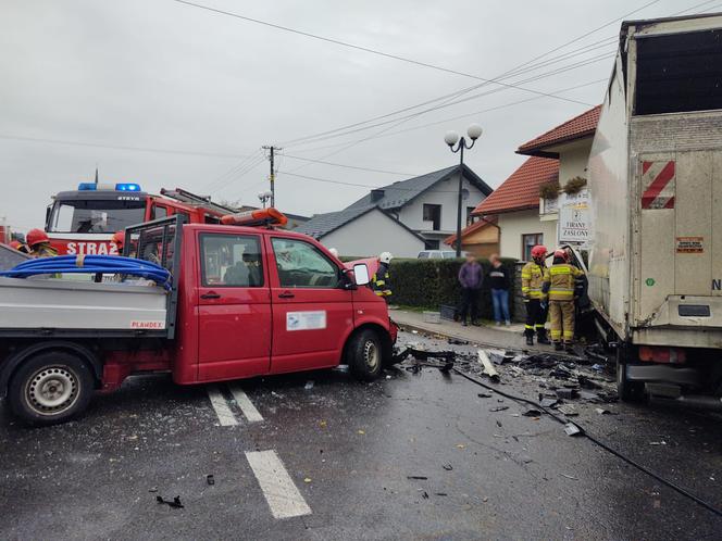 Wypadek w Stróżach. Dostawczak staranowany przez ciężarówkę