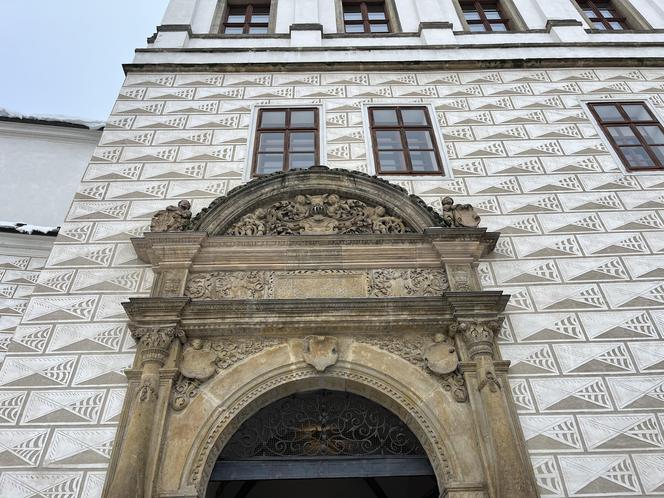 Zamek Pardubice - zdjęcia cennego zabytku Wschodnich Czech. Wnętrza, muzeum, zamek nocą