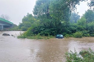 Samochód tonął w rzece w Małopolsce. Jej wody przekroczyły stan ostrzegawczy