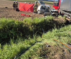 Tragiczny poranek. Kierowca osobówki nie miał szans po zderzeniu z ciężarówką!